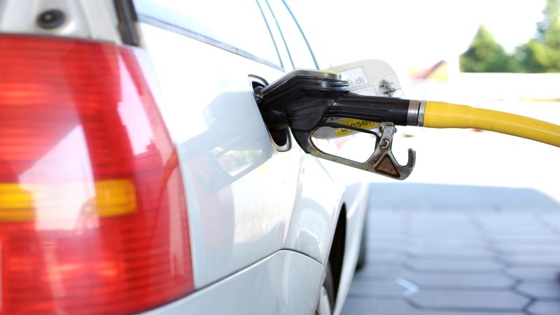 Das neue Jahr lässt Autofahrer an der Zapfsäule schwitzen. Rund 10 Cent pro Liter Benzin muss man nun zahlen.   Symbolfoto