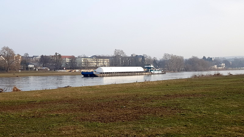 Großtransport mit Riesen-Lagertanks auf der Elbe  Foto: MeiDresden.de