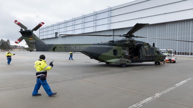 Premiere: Erster NH90 der Bundeswehr bei EFW zur Wartung   Foto: EFW