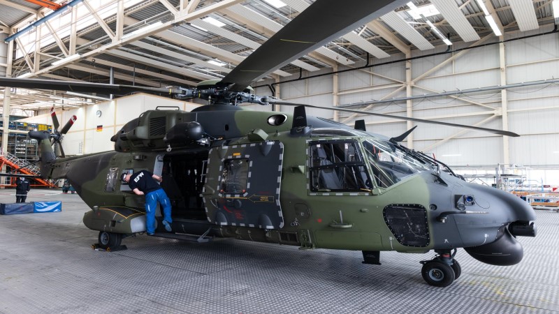 Premiere: Erster NH90 der Bundeswehr bei EFW zur Wartung   Foto: EFW