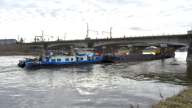 Wartungs-Plattform schwimmt auf Elbebrücken zu   Foto: MeiDresden.de/Mike Schiller