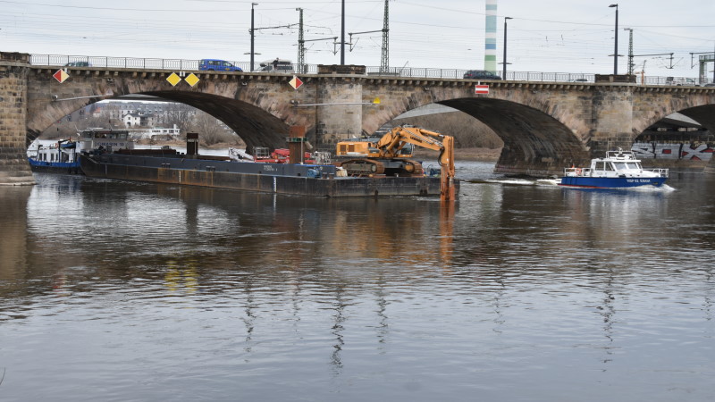 Wartungs-Plattform schwimmt auf Elbebrücken zu   Foto: MeiDresden.de/Mike Schiller