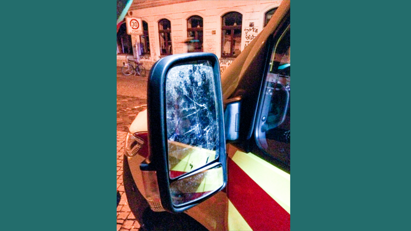 Sachbeschädigung an einem Rettungswagen Foto: Feuerwehr Dresden