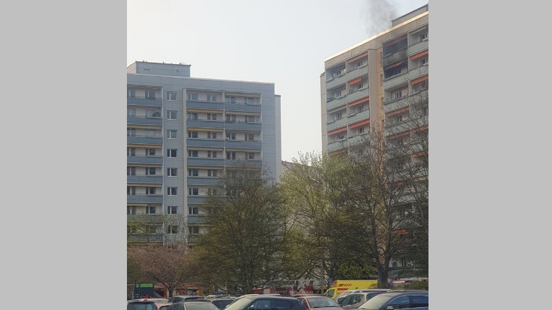 Brand in einem Hochhaus der Pfeifferhannsstraße  Foto: Leserfoto