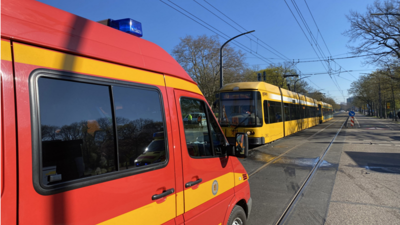 Feuerwehr Dresden - Einsatzgeschehen am vergangenen Wochenende - Ein Einsatzleitwagen steht vor der verunfallten Straßenbahn Foto: Feuerwehr Dresden