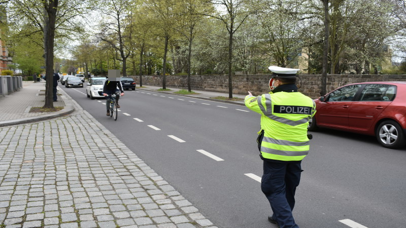 Respekt durch Rücksicht – Bilanz der ersten Kontroll-Woche - Polizei kontrolliert an der Chemnitzer Straße  Foto: MeiDresden,de