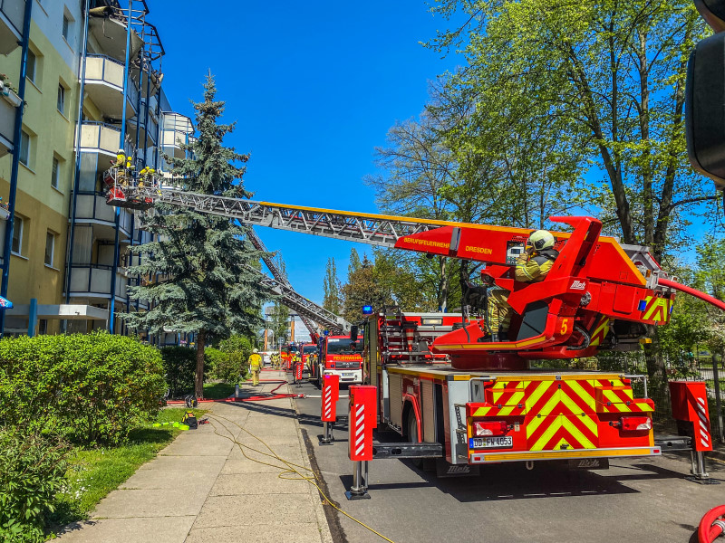Über mehrere Drehleitern wird der Brand im Dachbereich bekämpft.   Foto: Feuerwehr Dresden 