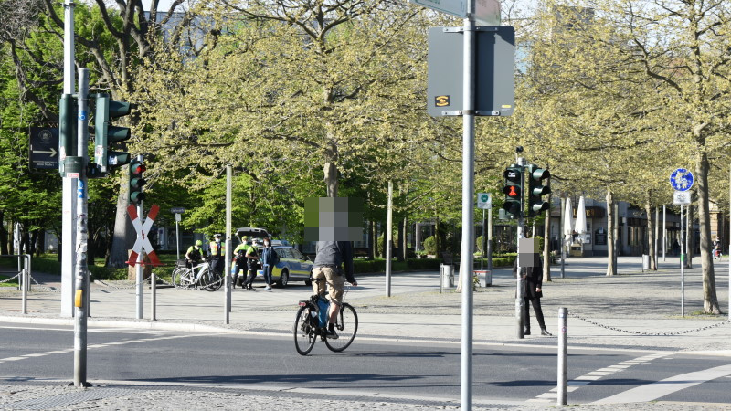 "Bei Rot bleibe stehn, bei Grün darfst du gehn"!?  Der Radfahrer hatte Rot, doch das wurde ignoriert. Genau auf der anderemn Seite standen Polizeibeamte.Foto: MeiDresden.de