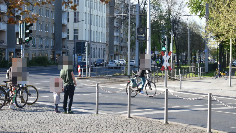"Bei Rot bleibe stehn, bei Grün darfst du gehn"!?   Die Radfahrerin hatte Rot, doch das wurde ignoriert. Genau auf der anderemn Seite standen Polizeibeamte. Foto: MeiDresden.de