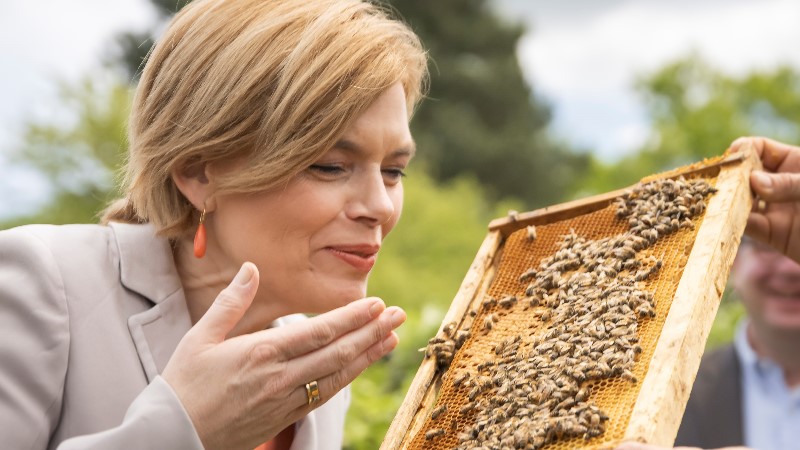 Bundesministerin Julia Klöckner mit einer Bienenwabe bei Ihrem Besuch des Instituts für Bienenschutz   Foto: BMEL/Photothek/Heinl