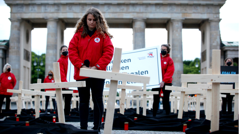 VIER PFOTEN Mahnwache zum Gedenken an die Millionen Opfer des illegalen Welpenhandels  ©VIER PFOTEN / Christopher Koch