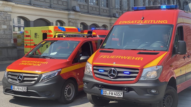 © Feuerwehr Dresden Einsatzfahrzeuge haben vor dem Hauptbahnhof Aufstellung genommen.