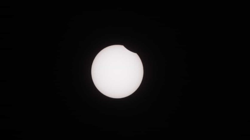 Mond knabbert Sonnenscheibe an - Sonnenfinsternis streift uns nur - Fotos aus Radeberg  Foto:Martin Vogler