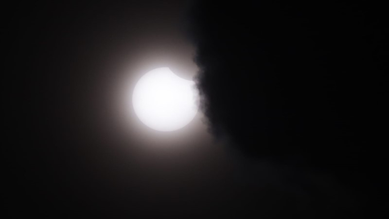 Mond knabbert Sonnenscheibe an - Sonnenfinsternis streift uns nur  Foto: Martin Vogler
