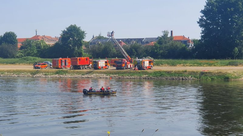 Wie rettet man Personen aus der Elbe?  Foto: Steffen Natzschka