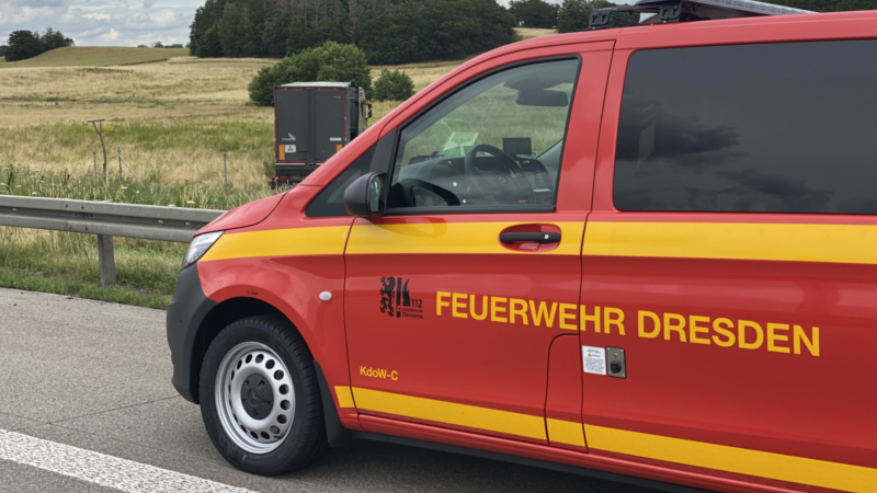 Der Kommandowagen der Feuer und Rettungswache Übigau steht an der Einsatzstelle  © FW Dresden