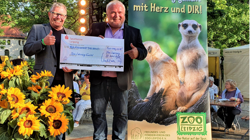 Vereinspärsident Michael Weichert überreicht den 500.000 Euro Scheck an Zoodirektor Prof Jörg Junhold © Zoo Leipzig
