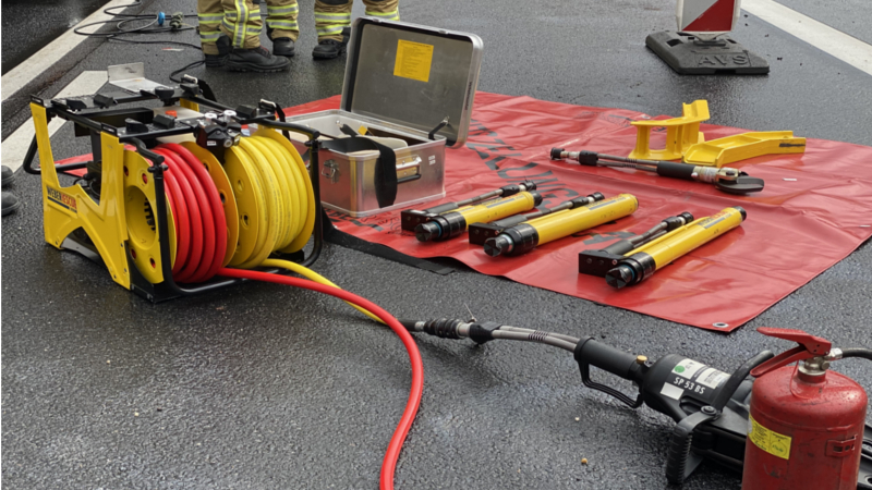 Symbolbild Hydraulische Rettungsgeräte liegen an einer Einsatzstelle bereit © Feuerwehr Dresden