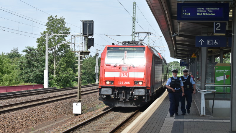 Bahnanlagen sind kein Platz für Abenteuer!Nadine Rudek, Polizeihauptmeisterin - Thomas Bergel Polizeihauptmeister auf dem Bahnsteig in Dresden Reick  Foto: MeiDresden.de