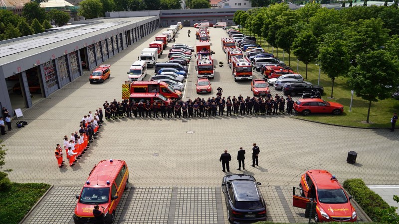 Großverband der Dresdner Feuerwehr vor dem Abmarsch ins Katastrophengebiet nach Rheinland-Pfalz   Foto: © Feuerwehr Dresden 
