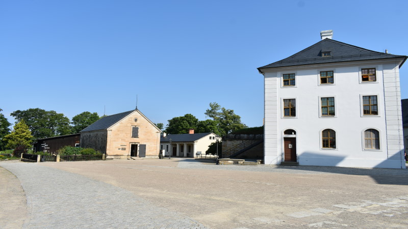 Auf der Festung Königstein- links: 19 Schatzhaus, rechts:  14 Brunnenhaus    Foto: © MeiDresden.de/Mike Schiller