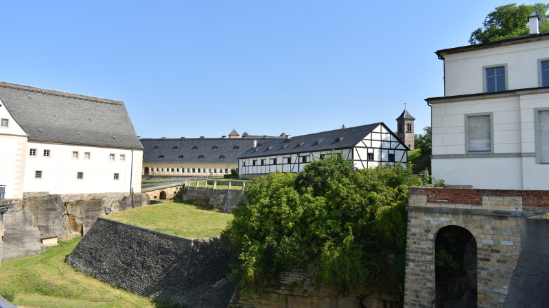 Sommertour - Auf der Festung Königstein- rechts:  41 Friedenslazarett, links: 38 Altes Zeughaus   Foto: © MeiDresden.de/Mike Schiller