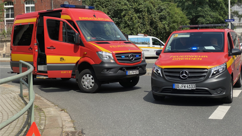 IEinsatzfahrzeuge der Feuerwehr stehen an der Einsatzstelle.© Feuerwehr Dresden 