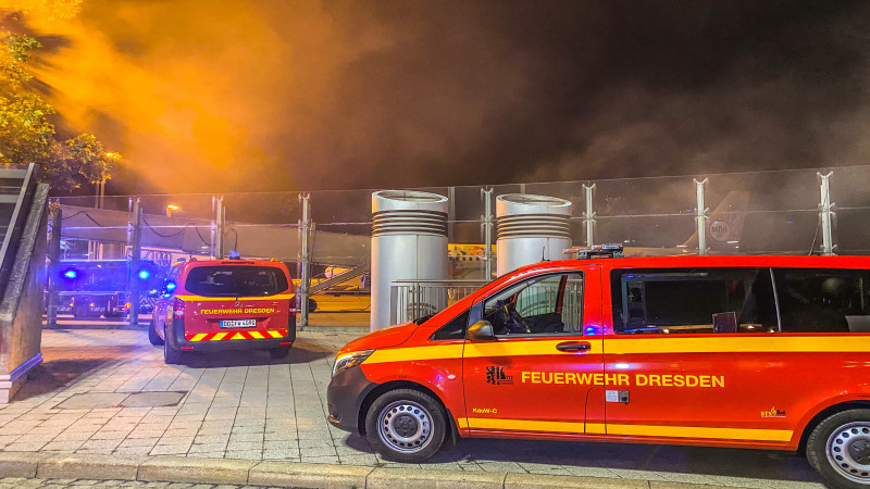 © Feuerwehr Dresden - Über die Belüftungsanlage dringt Brandrauch aus dem Tunnel herauf.