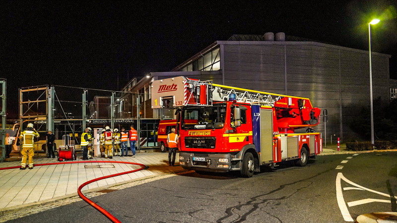 © Feuerwehr Dresden - Einsatzkräfte rüsten sich mit Atemschutz aus.