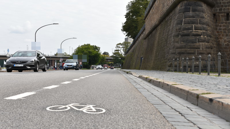 Altstadt: Neuer Radschutzstreifen am Terrassenufer   Foto: MeiDresden.de/Mike Schiller