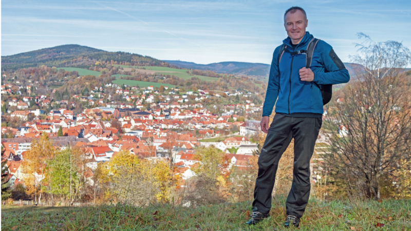 Highlight für Wanderer: Eine Tour mit Biathlon-Olympiasieger Sven Fischer auf dem Rundweg "Über den Dächern der Stadt". ©djd/Schmalkalden/Sascha Buehner