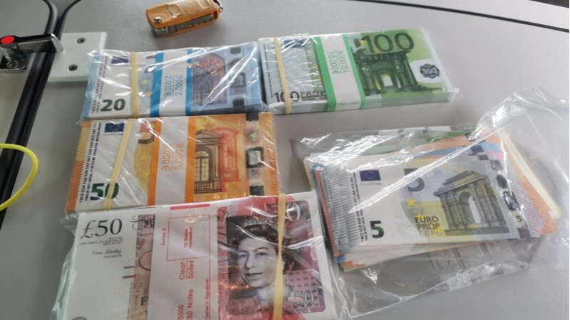 Bei einem österreichischen Staatsbürger wurden 25.000 Euro und 5.000 Britische Pfund Falschgeld sichergestellt ©Hauptzollamt Dresden