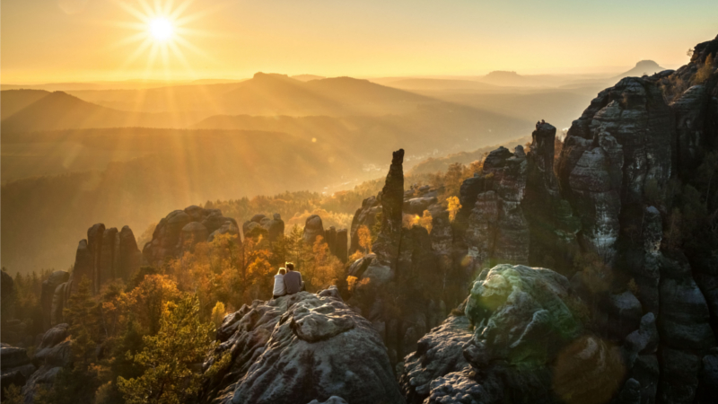 Durch die Linse der Kamera lernen die Teilnehmenden die Natur auf einer halbtägigen Wanderung durch den Nationalpark Sächsische Schweiz aus einer neuen Perspektive kennen. ©djd/www.wwf.de/Gauthier Saillard
