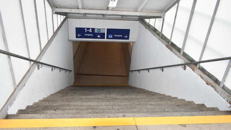Heidenauer Umstiegskrimi von der S-Bahn in die Müglitztalbahn bleibt  Treppen zu den Bahnsteigen 1/2   Foto: © MeiDresden.de