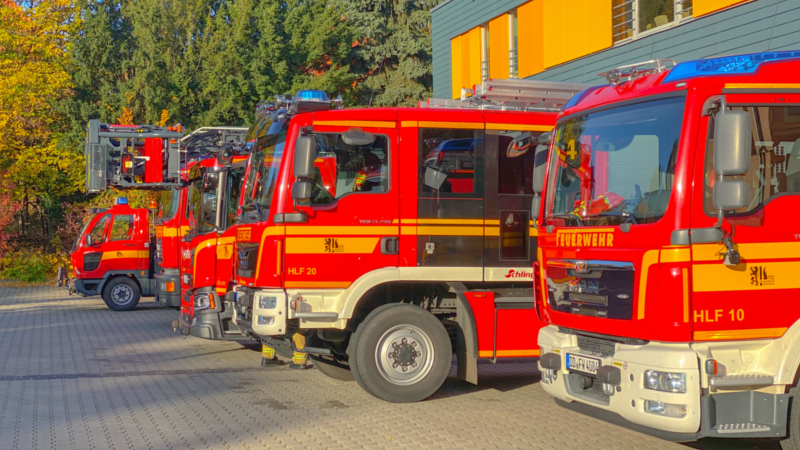 Einsatzfahrzeuge der Feuer und Rettungswache Loebtau ruecken aus ©Feuerwehr Dresden Symbolbild 