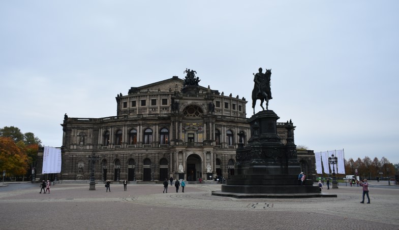    Greifen und Lyren vom Dach der Semperoper kommen im Frühjahr 2022 wieder  Foto: © MeiDresden.de/Mike Schiller