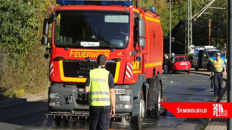 © Feuerwehr Dresden, Symbolbild, Der Gerätewagen Ölspurbeseitigung im Einsatz.