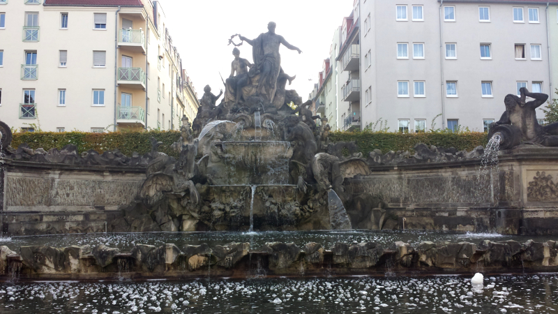 Entdecke Dresden - Die Dresdner Springbrunnen und Wasserspiele (Teil1) - Neptunbrunnen am Krankenhaus Friedrichstadt ©MeiDresden.de