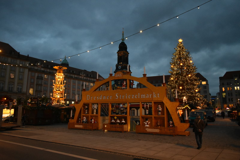 Ein Moment der Symbolik und der Besinnlichkeit-Lichtprobe auf dem 587.Dresdner Striezelmarkt   Foto; © MeiDresden.de/Mike Schiller