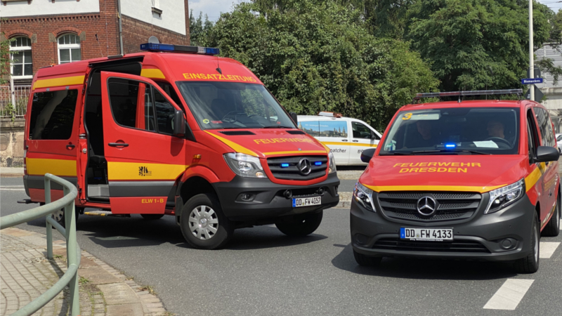 EInsatzfahrzeuge von Feuerwehr und DVB stehen an einer Einsatzstelle ©FW Dresden (Symbolfoto)