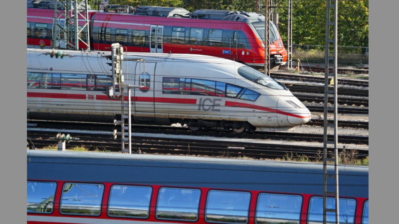 In den Zügen und Bussen der Deutschen Bahn (DB) gilt ab dem 24. November die 3G-Regel ©Volker Emmersleben