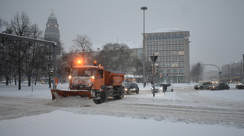 Dresdens Winterdienst steht in den Startlöchern - Winterdienst auch auf zentralen Radverkehrsrouten ©MeiDresden.de (Archiv)