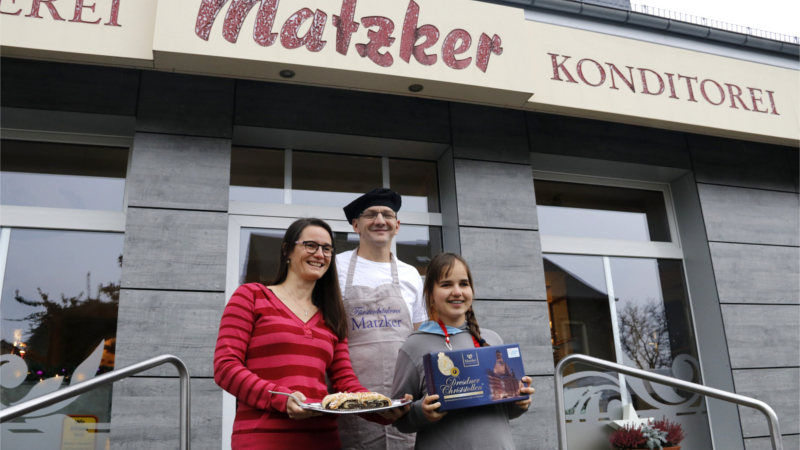 die 13jährige Hanna zu Besuch bei der Bäckerei Matzker, zusammen mit Mama Anne Zwanzig  und Bäckermeister Uwe Koska ©Sabine Mutschke