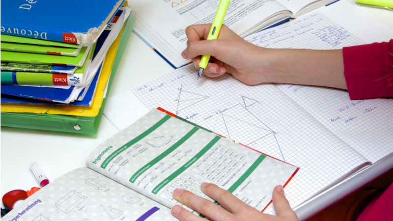 Mit einem Hausaufgabenplaner lässt sich Struktur in die Aufgaben für den Nachmittag bringen. © djd/Studienkreis