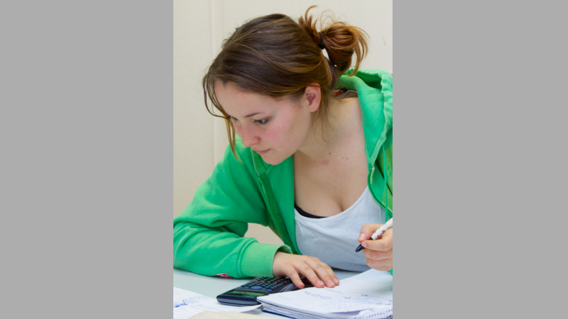 Hausaufgaben erfordern Konzentration - diese können Schüler und Schülerinnen gezielt fördern. © djd/Studienkreis