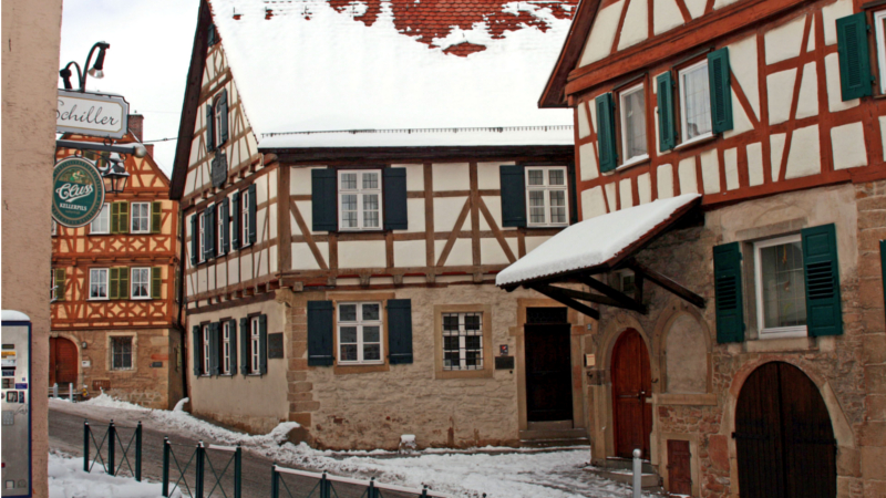 Auf einer Winterführung in Marbach lernt man die historische Innenstadt mit Schillers Geburtshaus kennen. © djd/Deutsche Fachwerkstraße/Schillerstadt Marbach