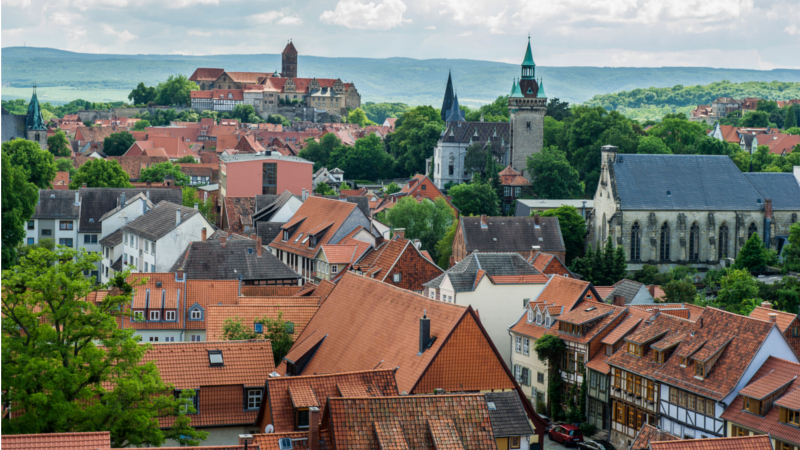Anlässlich des 1.100-jährigen Stadtgeburtstags verwandelt sich die historische Altstadt von Quedlinburg 2022 in den Schauplatz zahlreicher Veranstaltungen. © djd/Quedlinburg-Tourismus-Marketing/Jürgen Meusel