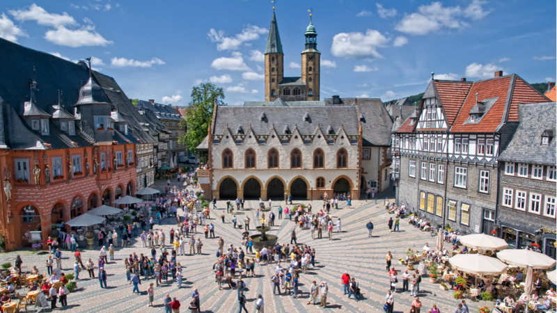 Die Altstadt von Goslar, Teil des Unesco-Weltkulturerbes, ist 2022 Schauplatz von Jubiläumsfeierlichkeiten. © djd/Goslar Marketing/Stefan Schiefer
