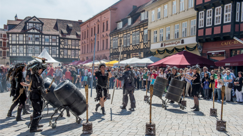 Bei den "Hoftagen" nach Ostern und den "Königstagen" im Juni verwandelt sich die historische Altstadt von Quedlinburg in eine große Bühne. © djd/Quedlinburg-Tourismus-Marketing/Jürgen Meusel