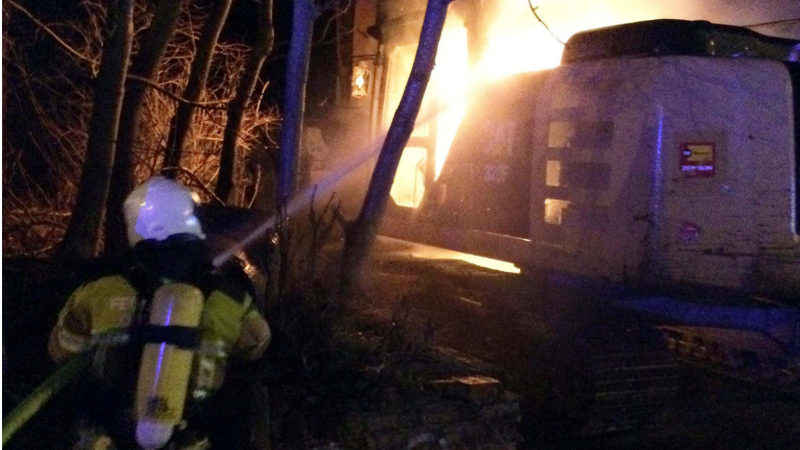 Ein Trupp unter Atemschutz nimmt mit einem Hohlstrahlrohr die Brandbekämpfung auf © FW Dresden